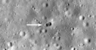 Foguete misterioso colide com a Lua e impacto cria cratera dupla