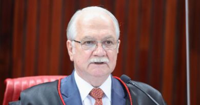 Edson Fachin se despede da presidência do Tribunal Superior Eleitoral: “A democracia se verga, mas não se dobra”