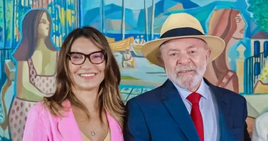 Lula e Janja deixam a Marquês de Sapucaí após mais de oito horas de desfiles