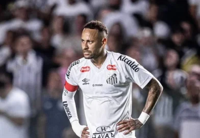 ‘Saí tampando a orelha é o K… Vá se fo…!’ Descontrolado, depois de discutir com torcedor, Neymar xinga a imprensa. É esse o capitão de Ancelotti? Ele está cada vez mais longe da Copa