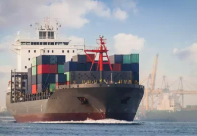 Navio atinge balsas no Porto de Santos e tripulantes pulam no mar