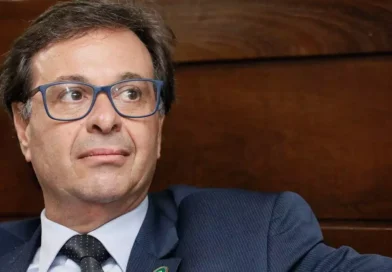 Ex-ministro de Bolsonaro divulga adesivos pró-Flávio no carnaval e critica homenagem a Lula