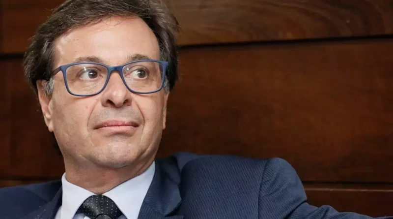 Ex-ministro de Bolsonaro divulga adesivos pró-Flávio no carnaval e critica homenagem a Lula