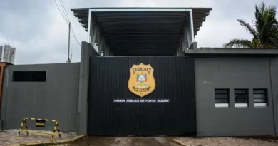 Quase 230 presos escapam de celas e tomam galeria após falha na Cadeia Pública de Porto Alegre
