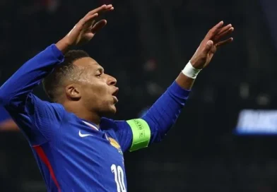 Mbappé faz história, França deslancha no segundo tempo e vence Senegal na estreia