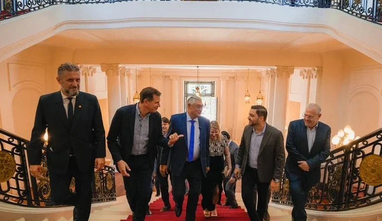 Eduardo Leite reúne dirigentes de partidos aliados em busca de unidade para 2026