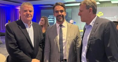 O presidente Sirinei Panizzon participou, na terça-feira (24), da reunião de diretoria da Fecomércio-RS, juntamente com o presidente do Sindilojas Nordeste Gaúcho, Seger Luiz Menegaz, e o diretor da entidade, Arlindo Marcos Barizon. O encontro reuniu lideranças empresariais e representantes sindicais para debater temas estratégicos voltados ao fortalecimento do comércio e dos serviços no Rio Grande do Sul