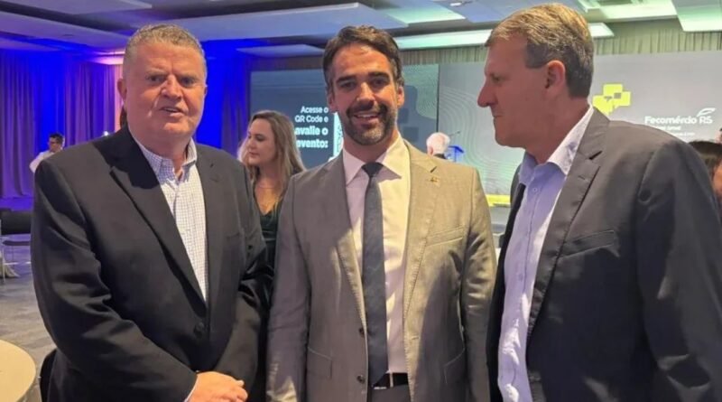 O presidente Sirinei Panizzon participou, na terça-feira (24), da reunião de diretoria da Fecomércio-RS, juntamente com o presidente do Sindilojas Nordeste Gaúcho, Seger Luiz Menegaz, e o diretor da entidade, Arlindo Marcos Barizon. O encontro reuniu lideranças empresariais e representantes sindicais para debater temas estratégicos voltados ao fortalecimento do comércio e dos serviços no Rio Grande do Sul