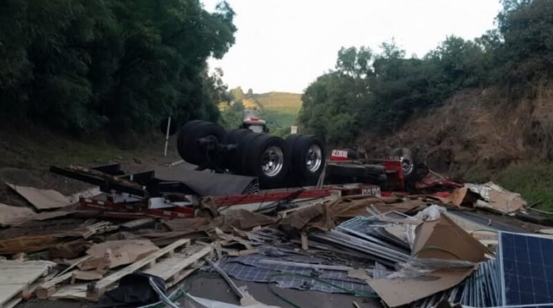 Tragédia na BR-285: caminhoneiro morre após tombamento entre Lagoa Vermelha e Caseiros