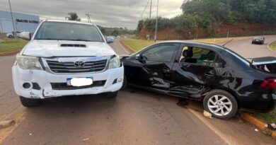 Colisão entre dois veículos deixa motorista ferido na Perimetral, no trevo de acesso para Água Santa