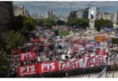Protesto contra reforma trabalhista termina em confronto na Argentina