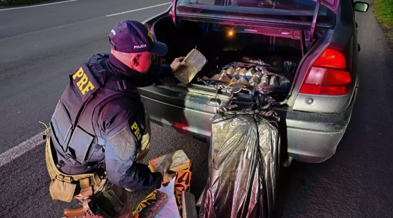 Polícia Rodoviária Federal prende mulher com mais de 70 quilos de drogas na BR-101, em Torres