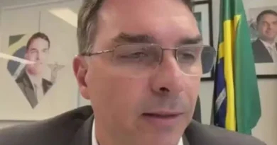 Flávio Bolsonaro passa a ocupar a cadeira do pai na sede do PL para comandar pré-campanha