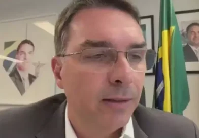 Flávio Bolsonaro passa a ocupar a cadeira do pai na sede do PL para comandar pré-campanha