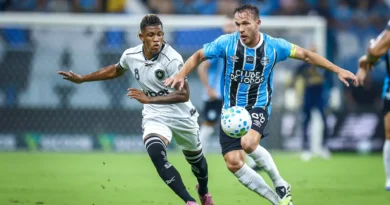 Com três gols de Carlos Vinícius, Grêmio vence o Botafogo por 5 a 3 pelo Brasileirão
