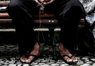 Casal dava “banho de loja” em moradores em situação de rua para aplicar golpes em bancos de SC