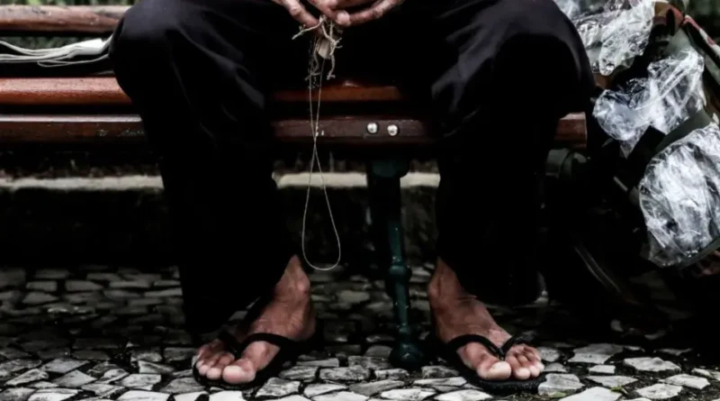 Casal dava “banho de loja” em moradores em situação de rua para aplicar golpes em bancos de SC