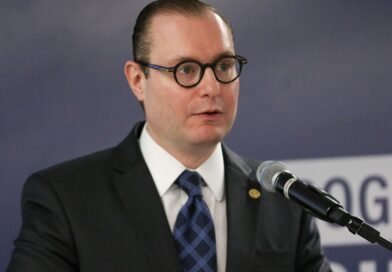 Zanin autoriza empresária a ficar em silêncio na CPMI do INSS