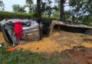 Grave acidente de trânsito é registrado na RS-463 entre Coxilha e Tapejara após caminhão carregado com soja capotar