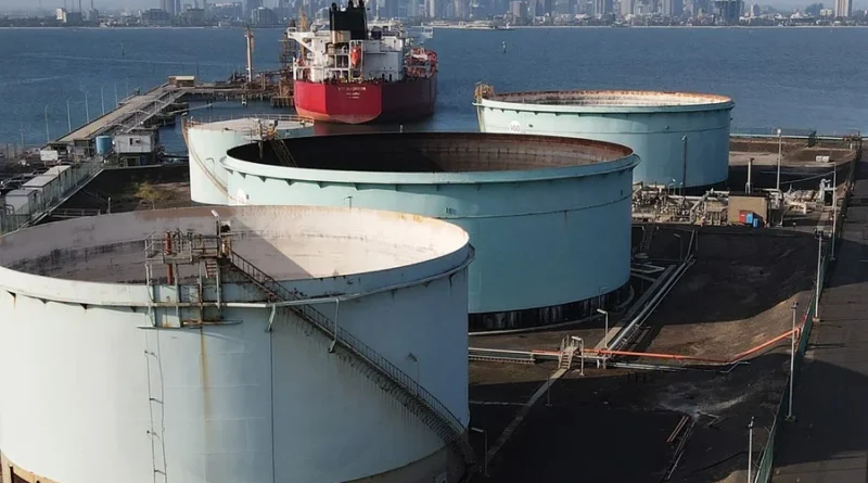 Preço do petróleo cai 10% após Trump negociar com Irã