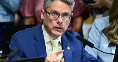 Senador obtém assinaturas para abrir CPI contra Moraes e Toffoli por caso Master