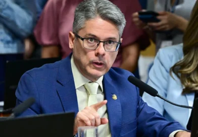 Senador obtém assinaturas para abrir CPI contra Moraes e Toffoli por caso Master