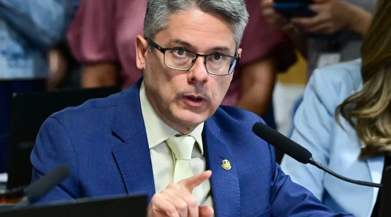 Senador obtém assinaturas para abrir CPI contra Moraes e Toffoli por caso Master