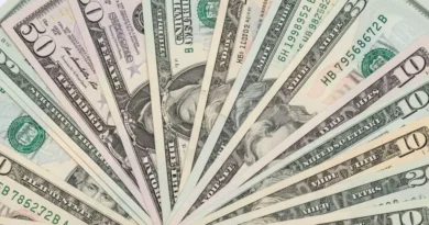 Dólar cai e fecha a R$ 4,97 em meio a impasse no cessar-fogo entre Estados Unidos e Irã; Bolsa sobe