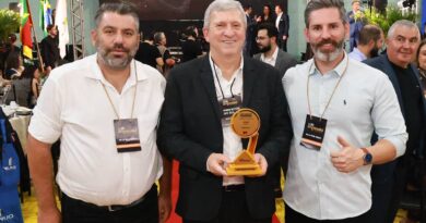 Prefeito Big recebe homenagem por destaque em reciclagem de lixo eletrônico