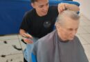 Voluntariado leva corte de cabelo gratuito aos idosos na Casa de Convivência Dona Verônica