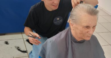 Voluntariado leva corte de cabelo gratuito aos idosos na Casa de Convivência Dona Verônica