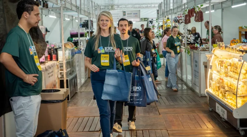 Expositores recebem ecobag da Expo Tapejara