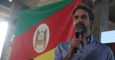 Leite sanciona reajuste do piso do magistério do RS