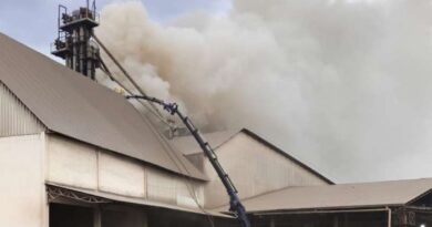 Incêndio em silo mobiliza bombeiros e segue sendo combatido em Tapejara