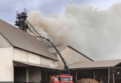 Incêndio em silo mobiliza bombeiros e segue sendo combatido em Tapejara