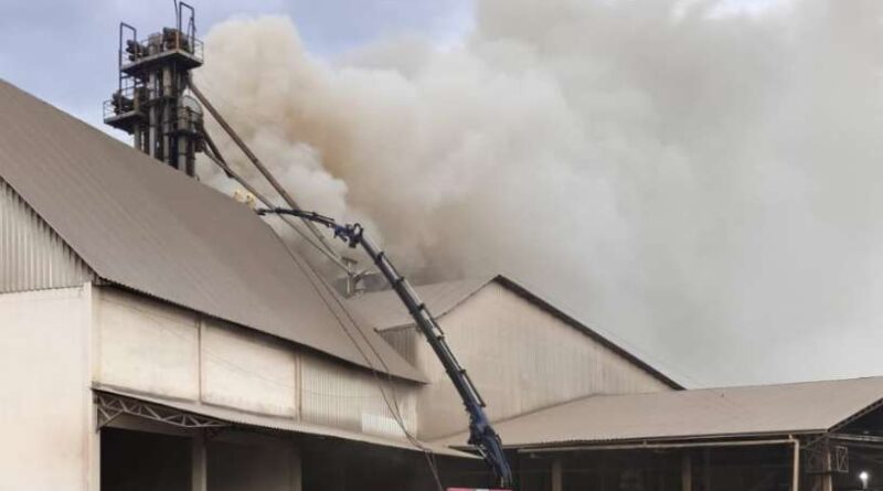 Incêndio em silo mobiliza bombeiros e segue sendo combatido em Tapejara