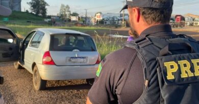 Condutor de Tapejara e mais dois são presos com carro adulterado na BR-153 em Erechim; Veículo foi apreendido