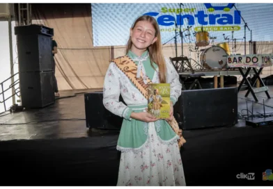 Público prestigia lançamento do livro “Raízes que Falam”