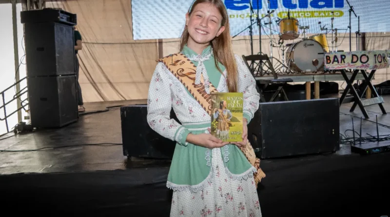 Público prestigia lançamento do livro “Raízes que Falam”