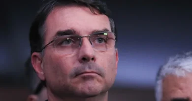 Flávio diz que Bolsonaro falou para ele ficar firme e descartou Michelle como opção