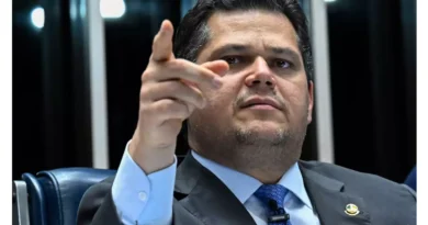Presidente do Senado encaminha PEC da oposição que prevê contratação por hora trabalhada