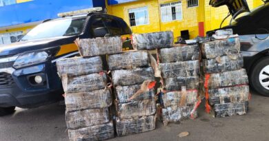 PRF prende traficante em carro carregado de maconha e ampolas emagrecedoras em Passo Fundo