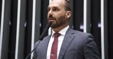 Eduardo Bolsonaro diz que recebeu 50 mil dólares de reembolso em filme sobre o seu pai
