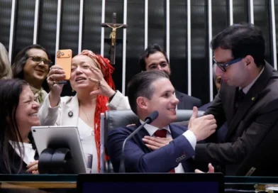 Empresários abrem ofensiva para mudar fim da escala 6×1, e Senado quer “imprimir marca própria no texto”