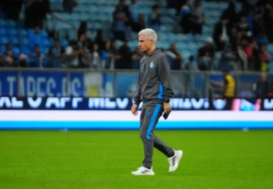 Vice do Grêmio avalia semestre como mediano e garante a permanência de Luís Castro: “Tem o apoio institucional”