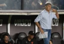 Vasco é goleado pelo Bragantino em São Januário e torcida arremessa copos em Renato Portaluppi