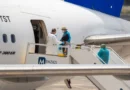 Primeiro voo com evacuados do cruzeiro com surto de hantavírus deixa as Canárias