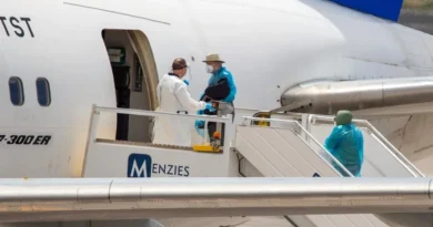 Primeiro voo com evacuados do cruzeiro com surto de hantavírus deixa as Canárias