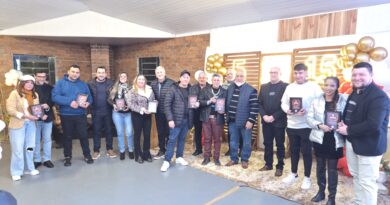 Sindicato homenageia associados por tempo de filiação em noite especial