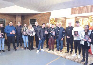 Sindicato homenageia associados por tempo de filiação em noite especial
